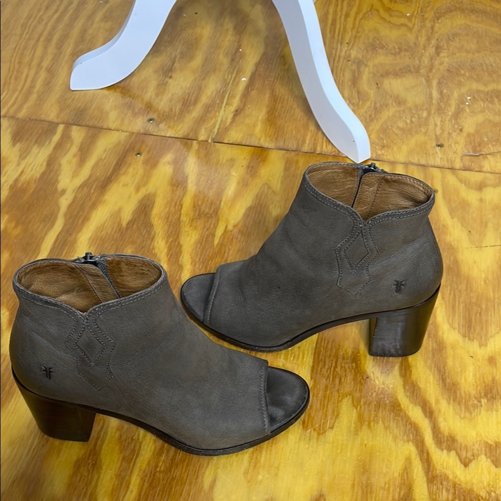 Frye Authentic Women's Dk Taupe Ankle Zip Boots 8 wear year round. Anything goes